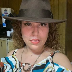 Meet your Posher, Daysi